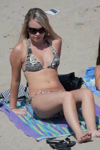 4 COEDs on the beach c7bnpfbvte