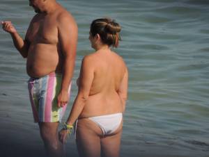 A Topless MILF With Her Husband on the Beach-v7bnm1fv01.jpg