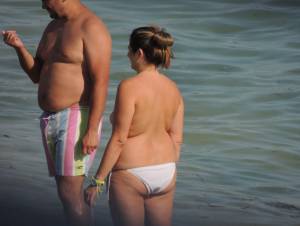 A Topless MILF With Her Husband on the Beach v7bnm1fv01