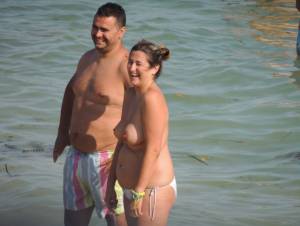 A Topless MILF With Her Husband on the Beach x7bnm1denn