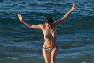 Marion Cotillard Topless On The Island Of Fuerteventurat7bntg2x6c.jpg