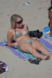 4 COEDs on the beach 17bnpf0q6z
