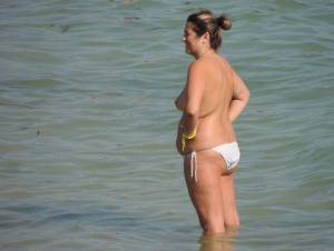 A Topless MILF With Her Husband on the Beach g7bnm0udcs