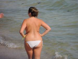 A Topless MILF With Her Husband on the Beach-27bnm0vbd2.jpg