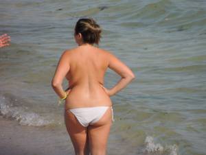 A Topless MILF With Her Husband on the Beach 27bnm0vbd2