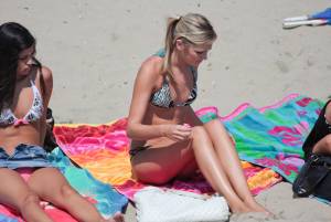 4 COEDs on the beach g7bnpetrwj
