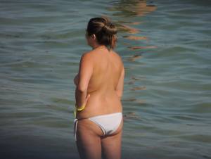 A Topless MILF With Her Husband on the Beach f7bnm1ggjb