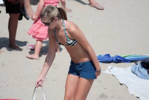 4 COEDs on the beach 37bnpeqtcb