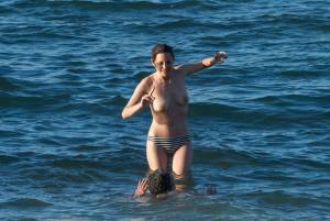 Marion Cotillard Topless On The Island Of Fuerteventura-y7bntg6qnz.jpg