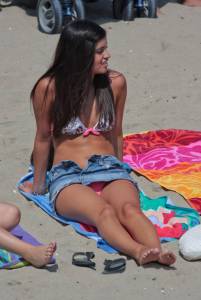 4 COEDs on the beach u7bnperb33
