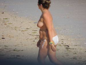 A Topless MILF With Her Husband on the Beach h7bnm11b5p