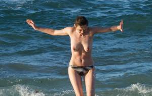 Marion Cotillard Topless On The Island Of Fuerteventurap7bntggpnj.jpg