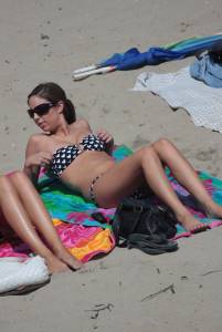 4 COEDs on the beach a7bnpfibf4