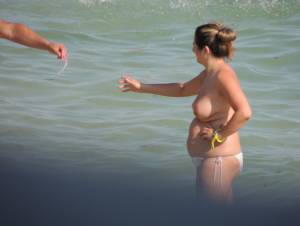 A Topless MILF With Her Husband on the Beach s7bnm1agqb