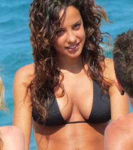 Italian Girls On The Beach x102-17bnwosckm.jpg