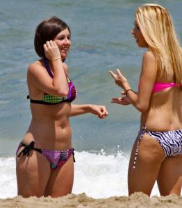 Italian Girls On The Beach x102 n7bnwp2y31