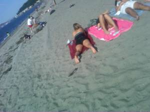 Italian Girls On The Beach x102 o7bnwqmphy