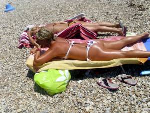 Italian Girls On The Beach x102 w7bnwpt5o6