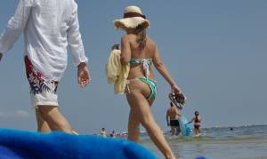 Italian Girls On The Beach x102 m7bnwo6zlm