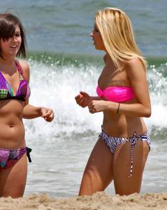 Italian Girls On The Beach x102 77bnwp1kkp