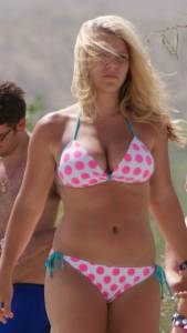 Italian Girls On The Beach x102 b7bnwo0uy7