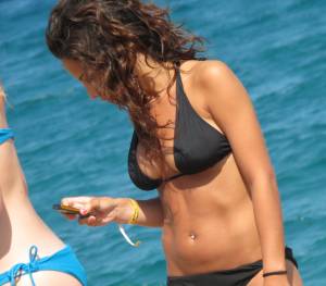 Italian Girls On The Beach x102 l7bnwow3xh