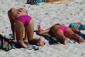 Italian Girls On The Beach x102 m7bnwpn36f