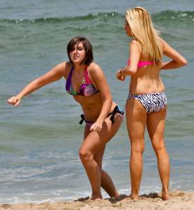 Italian Girls On The Beach x102 v7bnwp4xa0
