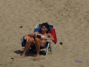 Spying girl on beach voyeur candid x97-c7bok9qlma.jpg