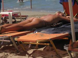 Beach vacation at Crete Greece-i7bo6o3psb.jpg
