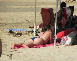 Spying-girl-on-beach-voyeur-candid-x97-n7bokl0bbm.jpg