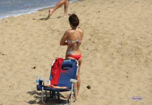 Spying girl on beach voyeur candid x97-l7bok9mcbt.jpg