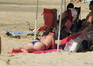 Spying-girl-on-beach-voyeur-candid-x97-v7boklilxj.jpg