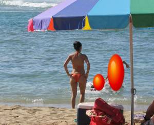 Spying-girl-on-beach-voyeur-candid-x97-o7bokl3eru.jpg