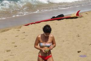 Spying girl on beach voyeur candid x97-q7bok9ptec.jpg