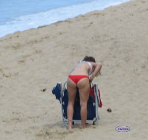 Spying girl on beach voyeur candid x97-u7bokj2biq.jpg