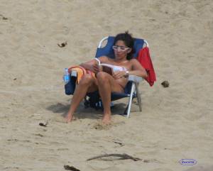 Spying girl on beach voyeur candid x97-r7bok9s4zl.jpg