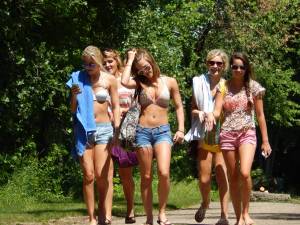 Group-of-Sexy-Teens-at-the-Beach-i7bos3cqz6.jpg