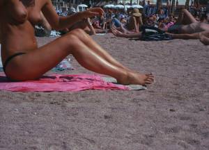 Amateur Topless Girls on Beach Voyeur Candids-c7bqqhfknb.jpg