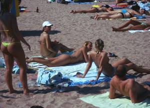 Amateur Topless Girls on Beach Voyeur Candids-c7bqqh4ltq.jpg