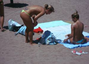 Amateur Topless Girls on Beach Voyeur Candids-u7bqqgobyt.jpg