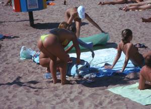 Amateur Topless Girls on Beach Voyeur Candids-k7bqqh25fa.jpg