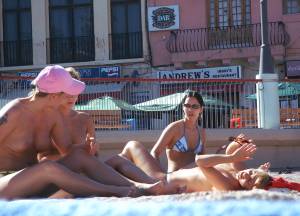 Amateur Topless Girls on Beach Voyeur Candids-57bqqe4mai.jpg