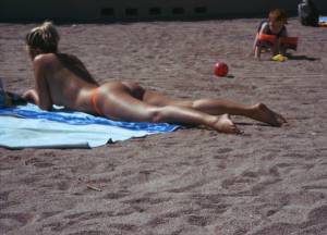 Amateur-Topless-Girls-on-Beach-Voyeur-Candids-j7bqqe8ok6.jpg