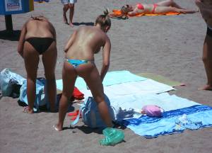 Amateur-Topless-Girls-on-Beach-Voyeur-Candids-g7bqqglhb1.jpg