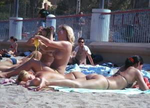 Amateur-Topless-Girls-on-Beach-Voyeur-Candids-w7bqqhd5yj.jpg