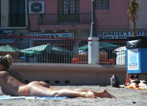Amateur-Topless-Girls-on-Beach-Voyeur-Candids-07bqqelj14.jpg
