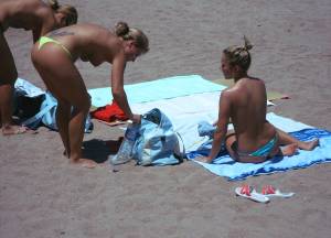 Amateur Topless Girls on Beach Voyeur Candids-l7bqqgnylc.jpg
