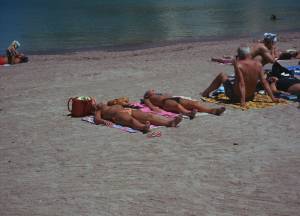 Amateur Topless Girls on Beach Voyeur Candids-u7bqqe662j.jpg