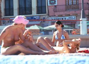 Amateur-Topless-Girls-on-Beach-Voyeur-Candids-w7bqqg5op0.jpg